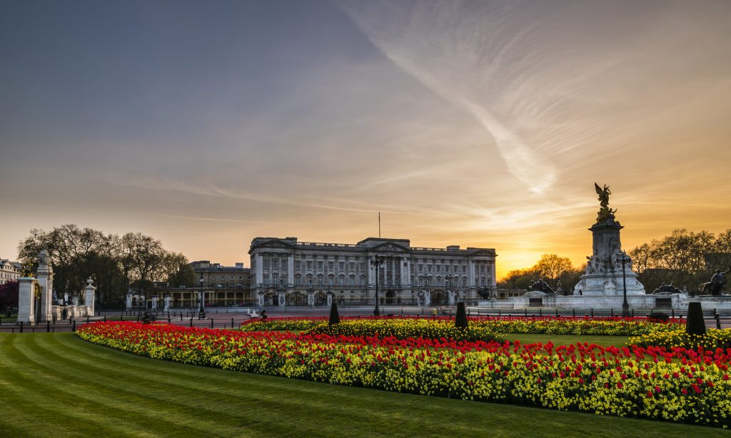 Long exposure spring sunset and flowers in bloom at Buckingham Palace, London