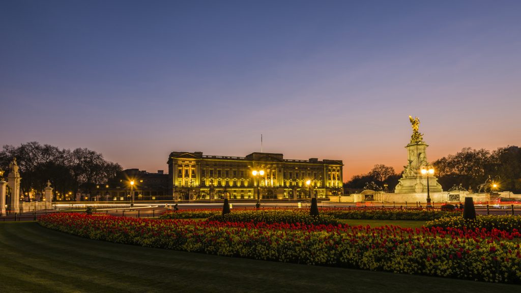 Long exposure in spring of dusk and flowers in bloom at Buckingham Palace, London